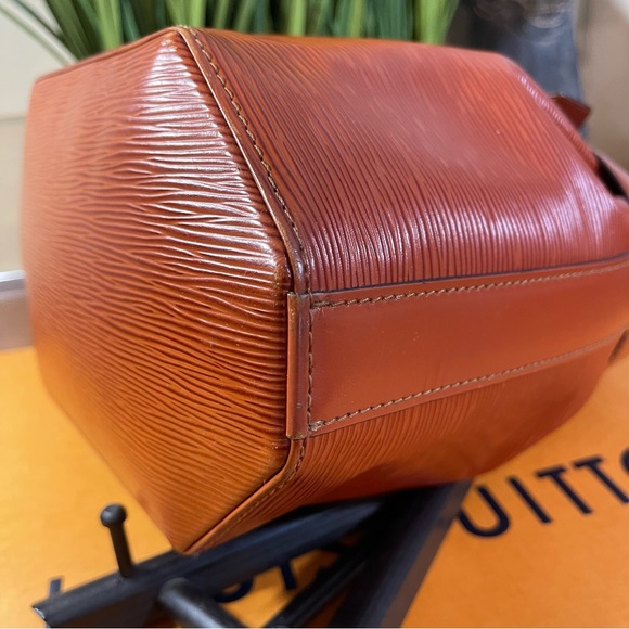 Louis Vuitton Sac D'Epaule PM Epi Bucket Bag in Cannelle Brown - Picture 9 of 16